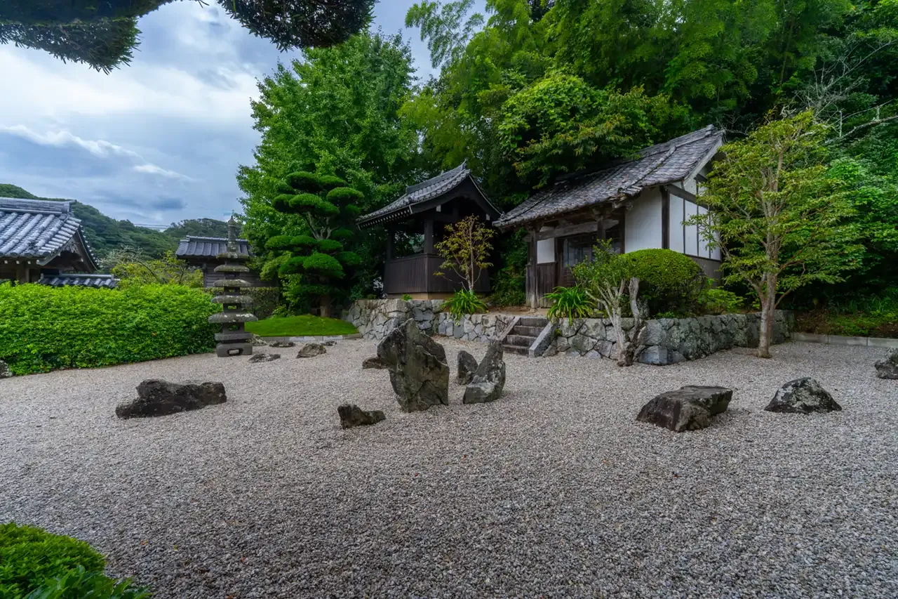 枯山水と桜の禅寺